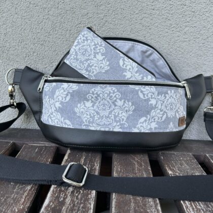 Crossbody Bag - Ornamente grau/weiss/schwarz mit kleinem Portemonnaie.
