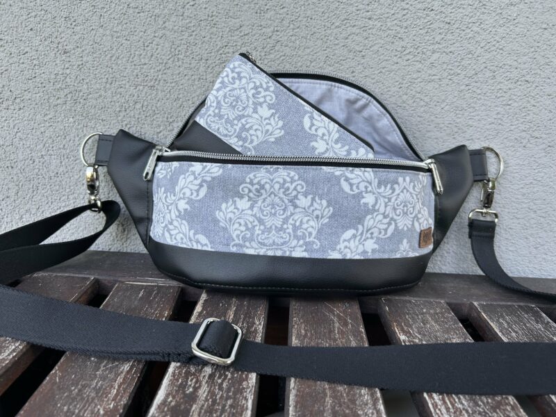 Crossbody Bag - Ornamente grau/weiss/schwarz mit kleinem Portemonnaie.